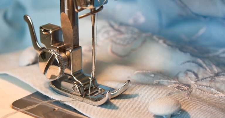 Agulhas para máquina de costura em diferentes tamanhos e pontas.