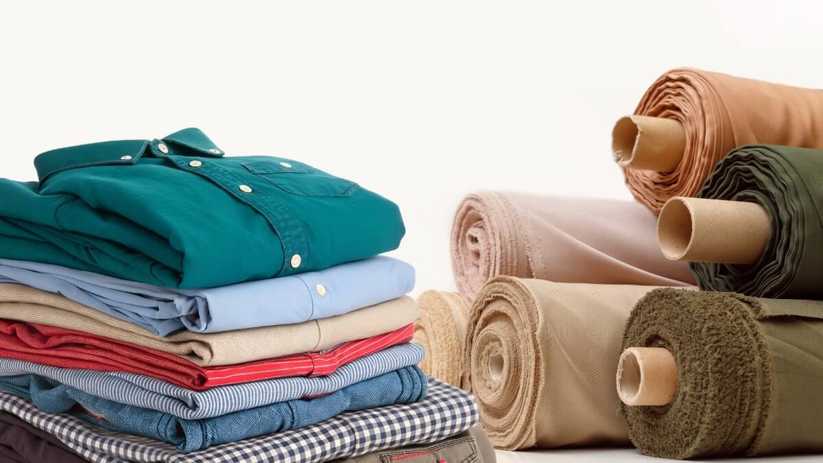 uma pilha de roupa costurada ao lado de uma pilha de tecidos