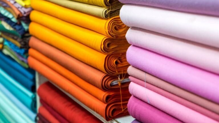 vários tipos de tecidos planos de cores diferentes