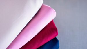 pilha de tecido com cores variadas