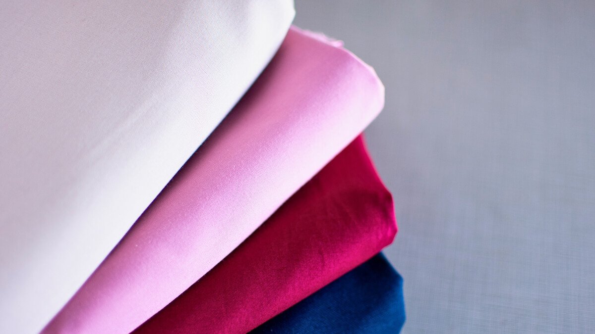 pilha de tecido com cores variadas